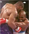  ?? Foto: Haynes, dpa ?? Historisch­er Biss: Tyson (links) knabbert 1997 Holyfield an.