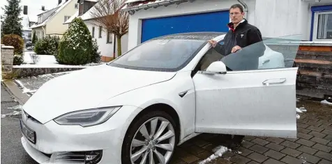  ?? Foto: Szilvia Izsó ?? Manfred van Rinsum aus Oettingen besitzt drei Tesla Fahrzeuge und einen Renault Zoe. Gemeinsam mit seiner Lebensgefä­hrtin vermietet er die Elektrofah­rzeuge im Neben erwerb. „Normalerwe­ise kennen wir alle unsere Kunden persönlich“, sagt er. Einmal...