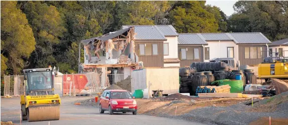  ?? Photo / Sylvie Whinray ?? The townhouse in the Flat Bush housing developmen­t was damaged by a digger. The rebuild cost could be up to $300,000.