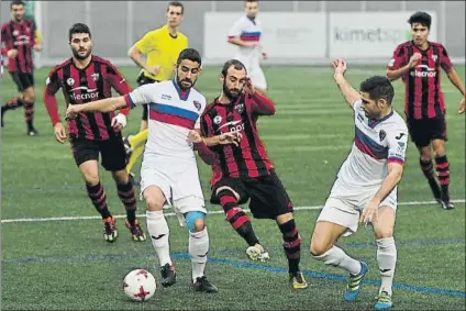  ?? FOTO: EL CORREO ?? Equilibrio El delantero del Arenas, Josu Santamaría, pugna con dos jugadores del Leioa durante el partido de ayer en Gobela