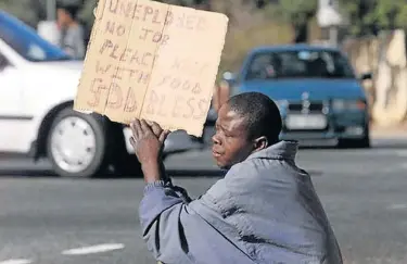  ?? Picture:REUTERS ?? DIRE SITUATION: An unemployed young South African pleads for money or food at a street corner