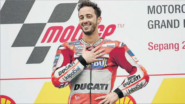  ?? FOTO: AP ?? Un emocionado Andrea Dovizioso en lo más alto del podio en Sepang en el GP de Malasia. Ducati ha conseguido retrasar hasta la última carrera en Cheste la resolución del campeonato de MotoGP