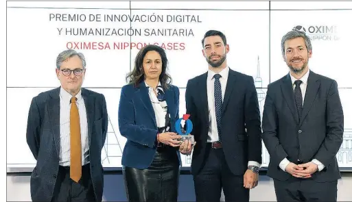  ?? ?? Carolina Arroyo y José Ángel Moreno, con el premio, junto a Francisco Marhuenda y Miguel Ángel García