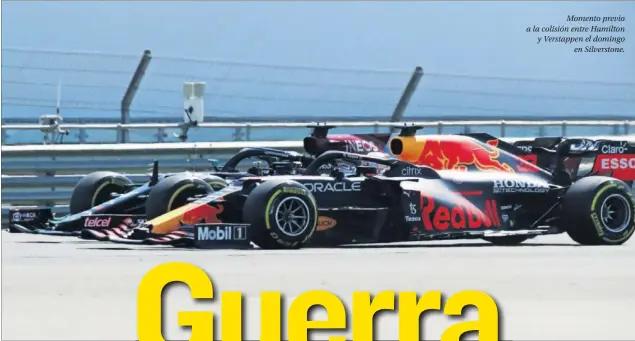  ??  ?? Momento previo a la colisión entre Hamilton y Verstappen el domingo en Silverston­e.