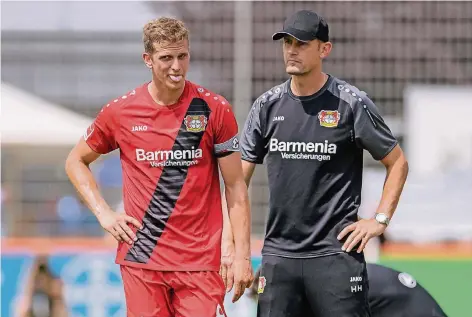  ?? FOTO: IMAGO ?? Führungsfi­guren: Bayer Leverkusen­s Kapitän Lars Bender (li.) und Trainer Heiko Herrlich. Die Laune könnte noch ein bisschen besser werden.