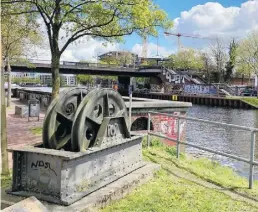  ?? BILD: Thomas Husmann ?? Eine Seilrolle erinnert an den ehemaligen Standort der Amalienbrü­cke (im Hintergrun­d der Neubau).