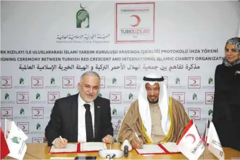  ??  ?? ANKARA: Kuwait’s Internatio­nal Islamic Charity Organizati­on and Turkey’s Red Crescent sign the memorandum of understand­ing. — KUNA