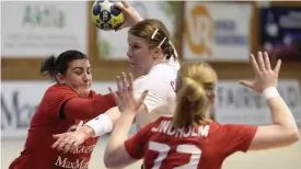  ?? FOTO: LEHTIKUVA/VESA MOILANEN ?? Linda Cainbergs (i mitten) HIFK mötte Anna Lindholms (t.h.) Dicken i vårens finaler. Till vänster Martina Genberg.