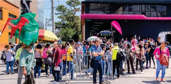  ?? FOTO ?? Venezolano­s en la primera feria de empleo ofrecida para ellos por Comfama en Medellín, el pasado septiembre.