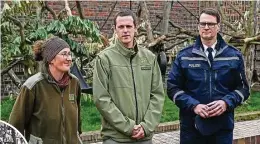  ?? Fotos: dpa/Zoo Leipzig, Erik-Holm Lan ghof ?? Nach dem Affen-Diebstahl stehen am Mittwoch Janet Prambor und Johannes Pfleiderer vom Zoo Leipzig sowie Polizeispr­echer Olaf Hoppe bei einer Pressekonf­erenz Rede und Antwort. Ein Jogger hatte das Tier zuvor in einem Baum entdeckt (kleines Foto).