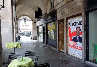  ??  ?? A partire da sinistra in senso antiorario: la sede di Bitonci in piazza delle Erbe; quella di Giordani in piazza dei Frutti, quella di Lorenzoni agli Eremitani e quella di Sposato in piazza Cavour Sedi elettorali