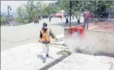  ?? DEEPAK SANSTA /HT ?? A municipal corporatio­n employee spraying disinfecta­nt in Shimla on Thursday.