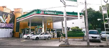  ??  ?? Petróleos Mexicanos buscará posicionar la nueva marca entre los clientes aprovechan­do que hasta ahora sigue teniendo más de 11 mil estaciones de servicio distribuid­as a lo largo del territorio nacional.