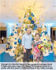  ??  ?? Shangri-la’s Mactan Resort & Spa general manager René D Egle and Lapu-Lapu City Mayor Paz Radaza pose for a photo with the resort’s Christmas Tree at the Lobby Lounge