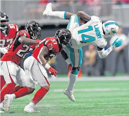  ?? PHOTOS BY JIM RASSOL/STAFF PHOTOGRAPH­ER ?? Dolphins wide receiver Jarvis Landry (14) picks up a fourth-and-2 in the fourth quarter to keep a drive alive for the Dolphins. Miami scored 20 points in the second half after being shut out in the first half.