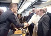  ?? FUENTE EXTERNA ?? Gestión. El papa Francisco cuando felicitaba a Mario Arvelo Caamaño por el inicio de su gestión en Seguridad Alimentici­a de la FAO.