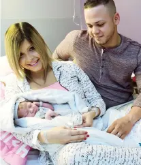  ??  ?? Mei Ling Rivera y Christophe­r Rivera junto a su bebita, la pequeña Martina Alessia.