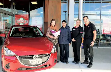  ?? PHOTO: ROSALIE WILLIS / KAP220618R­WCAR ?? LUCKY car winner Lisa Seath and her son Nathan with New World Ka¯ piti owners Ali and Clayton Young.