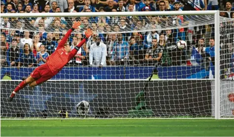  ?? Foto: Ina Faßbender, dpa ?? Nationalto­rhüter Manuel Neuer kann den Kopfball von Antoine Griezmann (nicht im Bild) zum 1:1-Ausgleich nicht parieren.