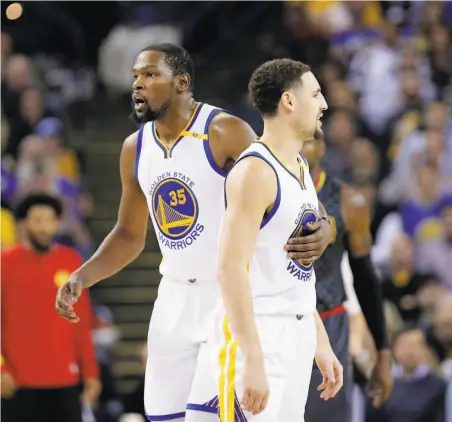  ?? Carlos Avila Gonzalez / The Chronicle ?? Of the Warriors’ biggesttic­ket items this winter, Kevin Durant (35) is departing for Brooklyn and Klay Thompson is staying.