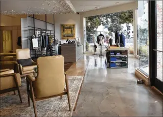  ?? ELIZABETH LIPPMAN / NEW YORK TIMES ?? Department store chain Nordstrom opened its first showroom store, Nordstrom Local, last month in Los Angeles. Customers choose outfits by using phones or tablets.