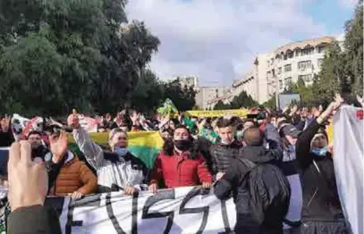  ??  ?? Les supporters de la JSK continuent de réclamer le départ du président du club, Cherif Mellal