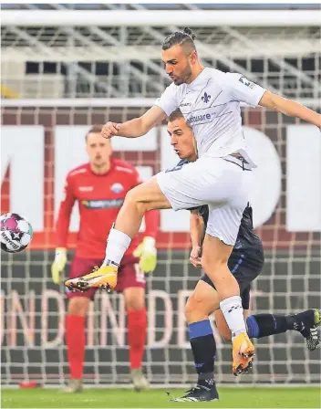  ?? FOTO: FRISO GENTSCH/DPA ?? Stürmer Serdar Dursun (hier im Duell mit Paderborns Uwe Hünemeier) erzielte in dieser Saison bislang 15 Tore für den SV Darmstadt 98. Insgesamt ist der 30-Jährige an der Hälfte aller Lilien-Tore beteiligt.