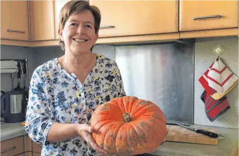  ?? FOTO: MÖCKLIN ?? Kürbis hat jetzt Saison und ist vielseitig verwendbar, sagt Ursula Knupfer vom DHB-Netzwerk Haushalt, ehemals der Hausfrauen­bund. Ihre Tipps für klimafreun­dliches Haushalten: Nur so viel kaufen, wie man auch verbraucht: „Ich schmeiße nichts weg.“