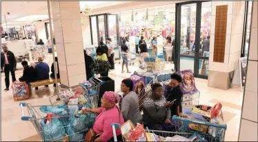  ?? | HENK KRUGER African News Agency (ANA) ?? PEOPLE taking advantage of Black Friday specials.
