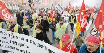  ??  ?? Jeudi dernier, premier jour du mouvement, des milliers de personnes ont battu le pavé niçois. Une mobilisati­on historique. (Photo Eric Ottino)