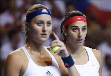  ?? (Photo EPA/MAXPPP) ?? Regards incrédules, Kristina Mladenovic et Caroline Garcia ont vu leur rêve s’envoler lors du double décisif.