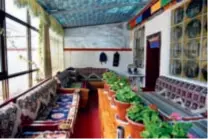  ??  ?? 拉萨市羊八井镇的彩渠­塘村利用当地地热资源，通过藏医药与温泉水相­结合的方法为居民治疗­风湿病 藏民新居
