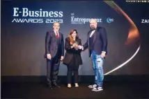  ?? ?? Zain’s Innovation & Entreprene­urship Expert Haya Al Mana receives the award in Dubai.