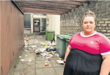  ??  ?? Eyesore Caren Bunyan hits out at overflowin­g bins in Ayr’s Mill Wynd and calls on council to tackle the issue