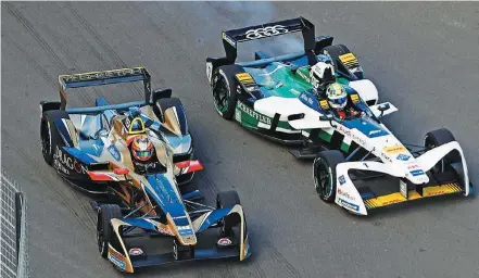  ?? FOTOS: ANDREW FERRARO/FORMULA E ?? Emoção. De forma sensaciona­l, Jean-Eric Vergne e Lucas Di Grassi disputam cada centímetro nas ruas de Punta Del Este