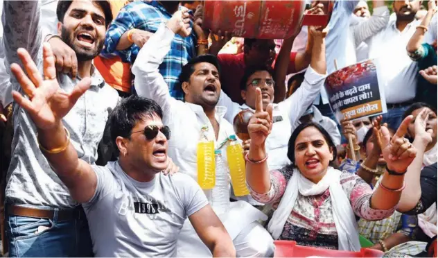  ?? Agence France-presse ?? ↑
Activists of the Indian Youth Congress protest against the recent price hike of fuel and LPG during a demonstrat­ion in New Delhi on Saturday.