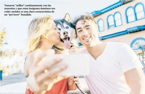  ??  ?? Tomarse “selfies” continuame­nte con las mascotas y que estas imágenes dominen sus redes sociales es una clara caracterís­tica de un “pet lover” bonafide.