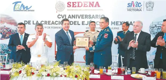  ?? CORTESÍA ?? El gobernador recibió un reconocimi­ento del comandante de la Octava Zona Militar por el apoyo al personal.