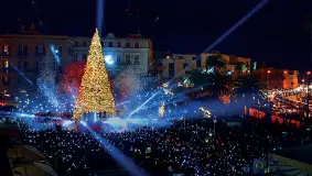  ??  ?? Conto alla rovescia Il grande albero di piazza del Ferrarese in un’immagine dell’anno scorso