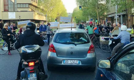 ??  ?? Viale Giovine Italia ieri alle 19 quando le associazio­ni dei ciclisti hanno bloccato il traffico per un minuto nel punto in cui è morto Luca Lippi. Sotto i soccorsi, purtroppo inutili, di mercoledì mattina