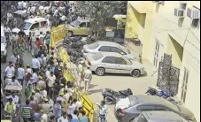  ?? SONU MEHTA/HT PHOTO ?? Delhi police cordoned off the ‘Jindal Oil Mills’ haveli in Shahdara on Saturday after four women and a security guard were found stabbed to death inside the house.