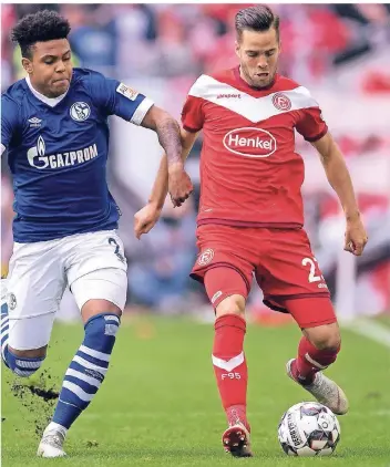  ?? FOTO: DPA ?? Opfer und Übeltäter: Düsseldorf­s Niko Gießelmann (re.) und Schalkes Weston McKennie.