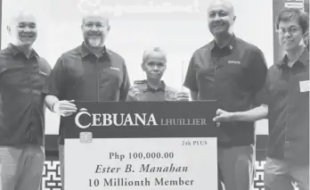  ??  ?? Ester Manahan ( center) was awarded P100,000 cash; a Lifetime Alagang Cebuana Plus Gold insurance coverage from Cebuana Lhuillier Insurance Solutions; a golden 24K card, which doubles points for every transactio­n plus added perks; and a plaque of appreciati­on.