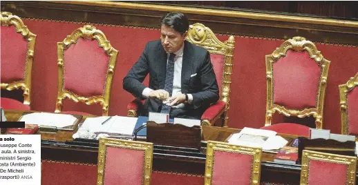  ?? ANSA ?? Da solo Giuseppe Conte in aula. A sinistra, i ministri Sergio Costa (Ambiente) e De Micheli (Trasporti)