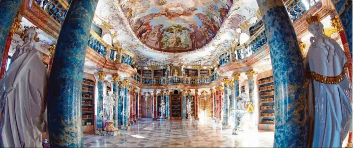  ?? – Die Klosterbib­liothek von Wiblingen bei Ulm. Foto: Alexander Kaya ?? Wo die Bücher wohnen