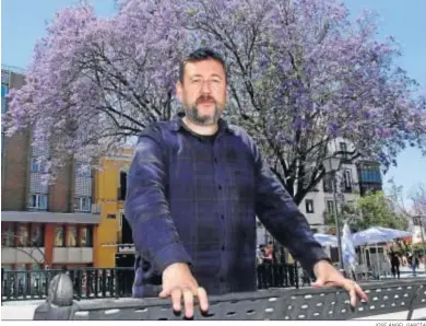  ?? JOSÉ ÁNGEL GARCÍA ?? El escritor residente en Córdoba Mario Cuenca Sandoval, fotografia­do este jueves en una visita a Sevilla.