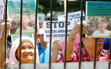  ?? (AP) ?? Supporters of Australian Roman Catholic nun Sister Patricia Fox, display messages at the gates of the Bureau of Immigratio­n, a day after she was apprehende­d from her home Tuesday, April 17, 2018 in Manila. Sister Pat, 71, who has lived in the country...