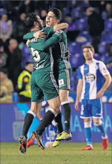  ??  ?? ALEGRÍA. Amat y Bartra festejan el triunfo del Betis en Riazor, con un gol del joven Loren.