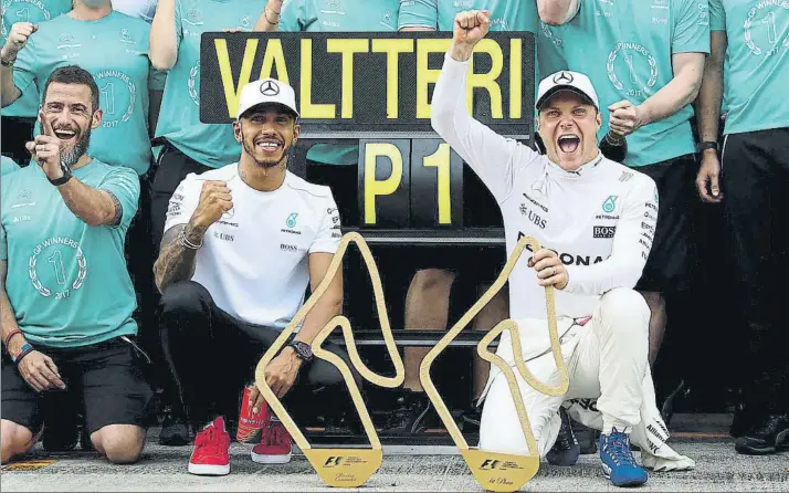  ?? FOTO: GETTY ?? Bottas celebró con efusividad su segundo triunfo con Mercedes. el segundo de su carrera deportiva, junto al resto de su equipo y a Lewis Hamilton, que estuvo con su compañero tras mostrar su tristeza por sus problemas en Austria