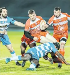  ?? Photo FCY - Quentin Delannoy ?? L’an dernier, les Sablais (en bleu et blanc) s’étaient adjugé le derby chez eux (20-15).